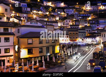 Vista notturna di Cudillero, un villaggio di pescatori nel nord della Spagna Foto Stock