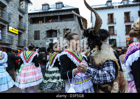 Il carnevale di Bielsa, uno dei più tradizionali di carnevale nei Pirenei, Aragona, Spagna. Foto Stock