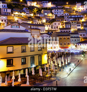 Vista notturna di Cudillero, un villaggio di pescatori nel nord della Spagna Foto Stock