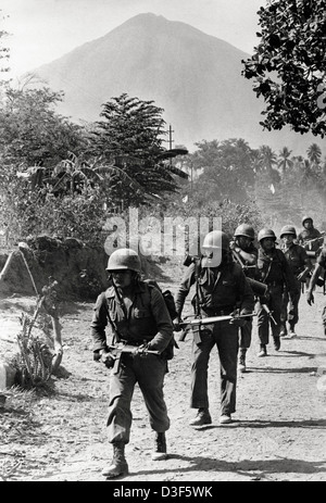 USULATAN, EL SALVADOR, Marzo 1982: U.S. addestrate ed equipaggiate Atlacatl brigata dell'esercito di El Salvador di pattuglia vicino Usulatan dopo pesanti combattimenti. Foto Stock