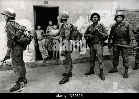 USULATAN, EL SALVADOR, Marzo 1982: U.S. addestrate ed equipaggiate Atlacatl brigata dell'esercito di El Salvador di pattuglia vicino Usulatan Foto Stock