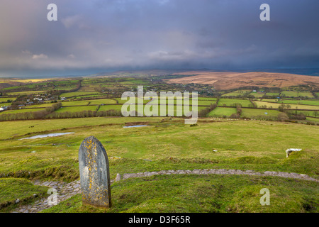 Vista dalla chiesa di San Michele sulla sommità del Brent Tor oltre le zone rurali paesaggio Dartmoor, Devon, Inghilterra, Regno Unito, Europa. Foto Stock