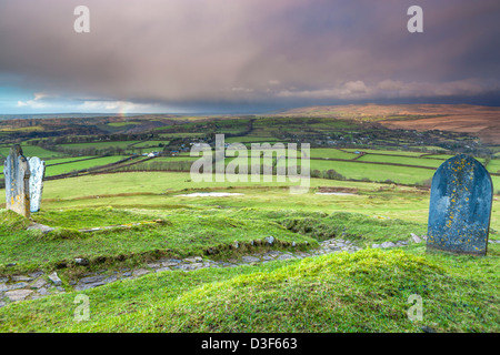 Vista dalla chiesa di San Michele sulla sommità del Brent Tor oltre le zone rurali paesaggio Dartmoor, Devon, Inghilterra, Regno Unito, Europa. Foto Stock