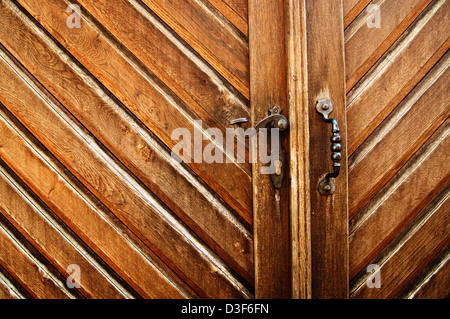 Bella porta di legno, ingresso al cortile Foto Stock