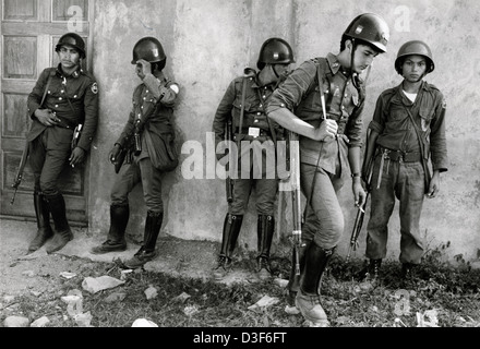 CUSCATANCINGO, San Salvador El salvador, Marzo 1982: guardie nazionali di riposo dopo una lunga battaglia di pistola con forze di guerriglia. Foto Stock