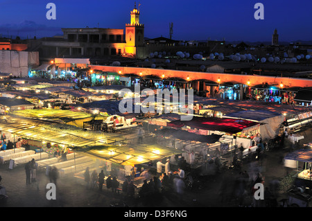 Le bancarelle di cibo si allestono per il fine settimana, cena all'aperto e intrattenimento nella famosa Piazza Jemaa el-Fnaa, Marrakech, Marocco Foto Stock