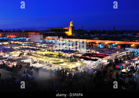 Le bancarelle di cibo si allestono per il fine settimana, cena all'aperto e intrattenimento nella famosa Piazza Jemaa el-Fnaa, Marrakech, Marocco Foto Stock