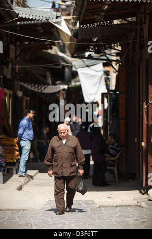 All'interno del soukh (mercato) nella parte vecchia della città di Tripoli a nord del Libano vicino alla frontiera siriana. Foto Stock