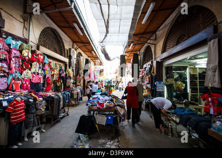 All'interno del soukh (mercato) nella parte vecchia della città di Tripoli a nord del Libano vicino alla frontiera siriana. Foto Stock