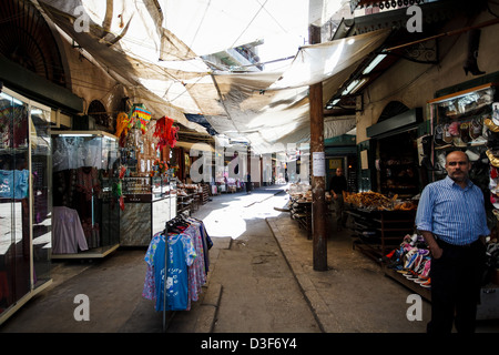 All'interno del soukh (mercato) nella parte vecchia della città di Tripoli a nord del Libano vicino alla frontiera siriana. Foto Stock