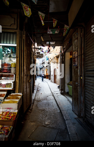 All'interno del soukh (mercato) nella parte vecchia della città di Tripoli a nord del Libano vicino alla frontiera siriana. Foto Stock