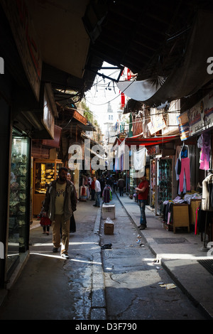 All'interno del soukh (mercato) nella parte vecchia della città di Tripoli a nord del Libano vicino alla frontiera siriana. Foto Stock