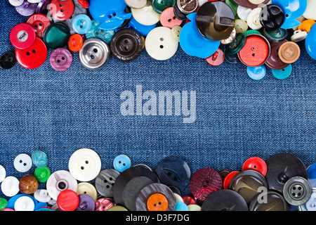 Closeup diversi pulsanti con jeans blu spazio copia Foto Stock