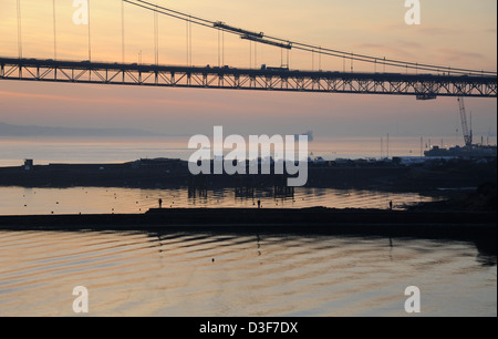 Il Forth Road Bridge passando al di sopra di North Queensferry Foto Stock