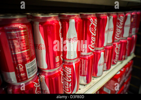 Sei confezioni di lattine di coca cola in un supermercato a New York il giovedì 14 febbraio, 2013. (© Richard B. Levine) Foto Stock