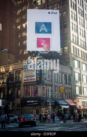 Pubblicità per Apple iPad e iPad Mini su un cartellone a Midtown Manhattan a New York Foto Stock