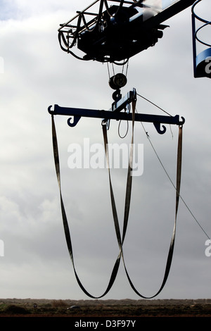 Vista la silhouette di un blu dock commerciale lifter. Foto Stock