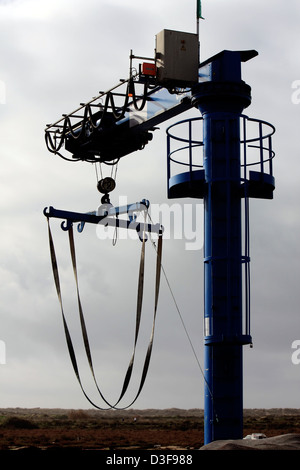 Vista la silhouette di un blu dock commerciale lifter. Foto Stock