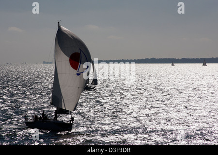 Sunsail yacht nel Canale della Manica tra Portsmouth Porto e l'Isola di Wight Foto Stock