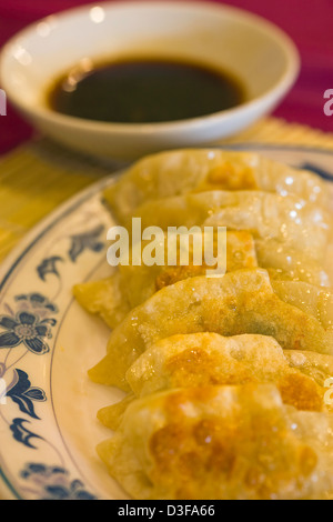 Adesivo piatto antipasto e salsa di immersione. Foto Stock