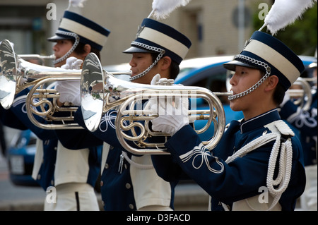 Tuba attori in costume completa esecuzione in stile occidentale marching band durante un festival in Giappone. Foto Stock