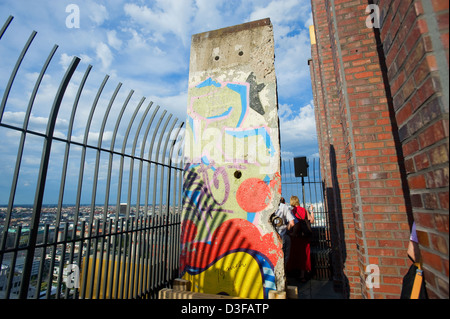 Berlino, Germania, del Muro di Berlino in parte sul ponte di osservazione della Kollhoff Tower Foto Stock