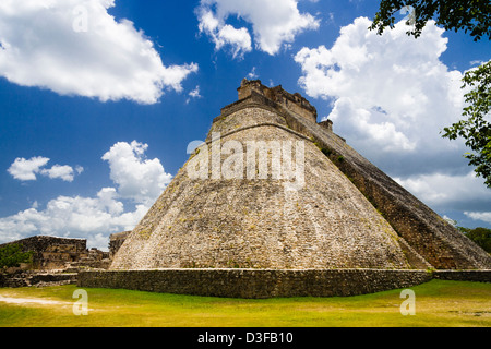 El Adivino o piramide del mago, Uxmal, Messico Foto Stock