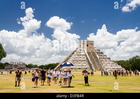 Gita turistica gruppo accanto al tempio di Kukulkan o El Castillo. Chichen Itza, Messico Foto Stock