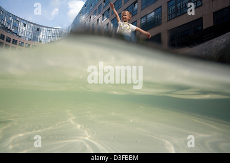 Berlino, Germania, onde di una fontana presso il Ministero Federale degli Interni Foto Stock