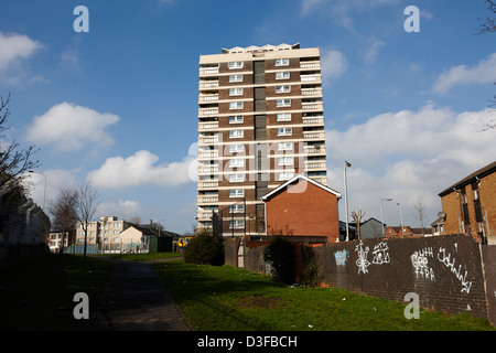 Cuchulainn casa uno dei 60s nuovo lodge blocchi a torre di alloggi sociali a Belfast nord Irlanda del Nord Regno Unito Foto Stock