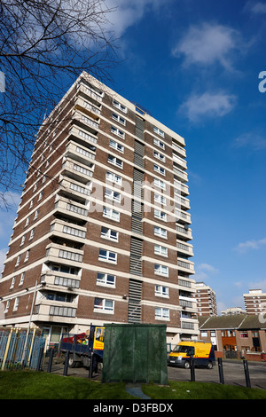 Cuchulainn casa uno dei 60s nuovo lodge blocchi a torre di alloggi sociali a Belfast nord Irlanda del Nord Regno Unito Foto Stock