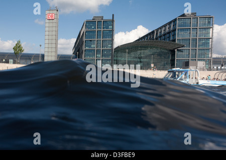 Berlino, Germania, le onde di fronte alla stazione principale della Sprea Foto Stock