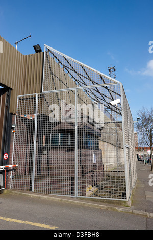 Anti rpg gabbia di osservazione circostante sanger a nord di Queen Street PSNI stazione di polizia Belfast Irlanda del Nord Regno Unito Foto Stock