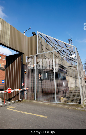 Anti rpg gabbia di osservazione circostante sanger a nord di Queen Street PSNI stazione di polizia Belfast Irlanda del Nord Regno Unito Foto Stock