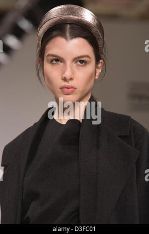 Domenica, 17 febbraio 2013, Londra, Inghilterra, Regno Unito. Disegni di Paskal. Mercedes-Benz Kiev Moda giorni alla moda a Scout massone's Hall durante la London Fashion Week. Vetrina di giovani designer ucraino. Foto: CatwalkFashion/Alamy Live News Foto Stock