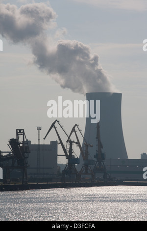 Warnemuende, Germania, torre di raffreddamento delle centrali a carbone vegetale Rostock Foto Stock