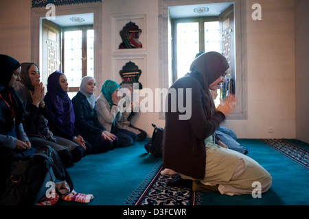 Berlino, Germania, la preghiera nella moschea di Sehitlik Neukoelln Foto Stock