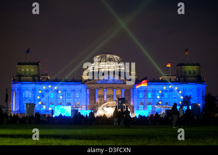 Berlino, Germania, Reichstag illuminato per la unificazione tedesca giorno Foto Stock