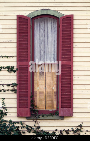 La finestra di una casa abbandonata Foto Stock