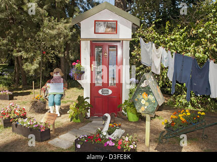 Christchurch, Nuova Zelanda. Febbraio 19, 2013. Port-a-loos, aka port-a-vasino, prendere su di una divertente guardare il Festival dei Fiori in Christchurch Botanic Garden. Questo uno, ''Home Sweet Home ", lo spoofing di un governo case a prezzi accessibili progetto. Il privies sono solo uno dei tanti visualizza, workshop ed eventi presso il 16 febbraio-marzo del 3 Festival dei Fiori. Immagine di credito: credito: PJ Heller/ZUMAPRESS.com/Alamy Live News Foto Stock