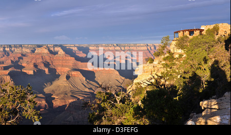 Il Museo di Geologia Yavapai nel Parco Nazionale del Grand Canyon offre ai visitatori mostre educative sulla geologia e la formazione del Grand Canyon. Il museo offre esposizioni interattive e vedute panoramiche degli strati rocciosi del canyon. Foto Stock