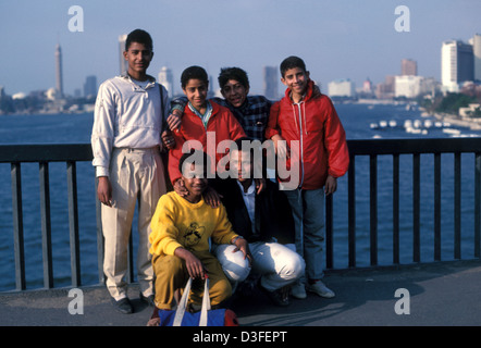 Giovani ragazzi egiziani su un ponte sul fiume Nilo in Il Cairo Egitto Foto Stock