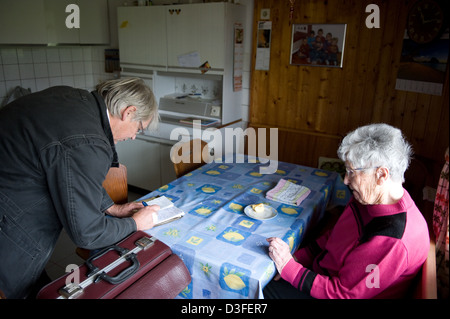 Görwihl, Germania, un medico di campagna nel suo lavoro quotidiano, home visita Foto Stock
