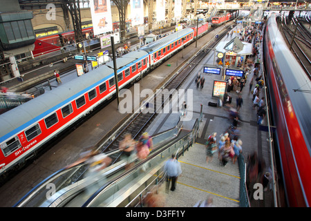 Amburgo, Germania, in vista delle piattaforme per la centrale di Amburgo Foto Stock