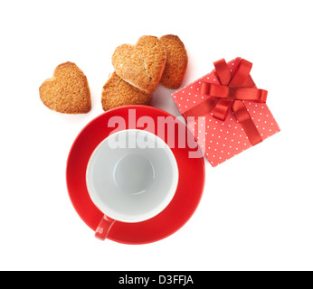 Red tazza da caffè a forma di cuore i cookie e confezione regalo. Isolato su sfondo bianco Foto Stock