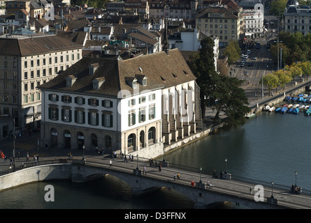 Zurigo, Svizzera, l'acqua e la chiesa annessa Helmhaus a Limmatquai Foto Stock