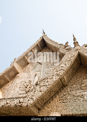 Gable stucco bianco in città santuario del montante, wat Mingmuaeng Nan della Thailandia Foto Stock