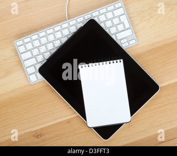 Touch screen computer tablet, notepad e la tastiera sul tavolo di legno Foto Stock