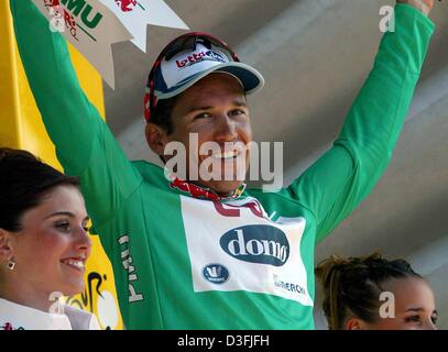 (Dpa) -Australian Robbie McEwen di Lotto-Domo solleva le braccia e sorrisi da podio dopo trattenere i migliori sprinter la maglia verde a seguito della quinta tappa del 2003 Tour de France corsa di ciclismo da Troyes a Nevers, Germania, 10 luglio 2003. Foto Stock