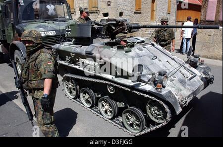 (Dpa) - i soldati dell'esercito tedesco drive in un convoglio attraverso la formazione dell'esercito villaggio di Bonnland sull'area formazione a Hammelburg, Germania, 10 luglio 2003. I soldati si preparano per la loro distribuzione in Afghanistan e di esercitare diversi scenari simulati che sono più vicino a situazioni reali come possibile. Ministro tedesco della Difesa Peter Struck vuole estendere la distribuzione di Ger Foto Stock